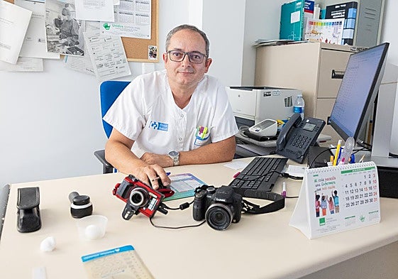 Óscar Montoya, enfermero responsable de teledermatología en el centro de salud de Labradores. Sonia Tercero