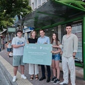 El consejero Daniel Osés y la directora general de Infraestructuras, Gema Álvarez, junto a tres jóvenes beneficiarios.