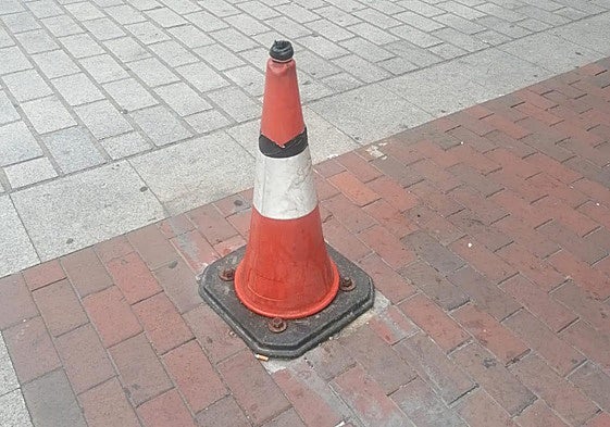 Un cono en la calle Gil de Gárate, objeto de la queja de la La Guindilla.