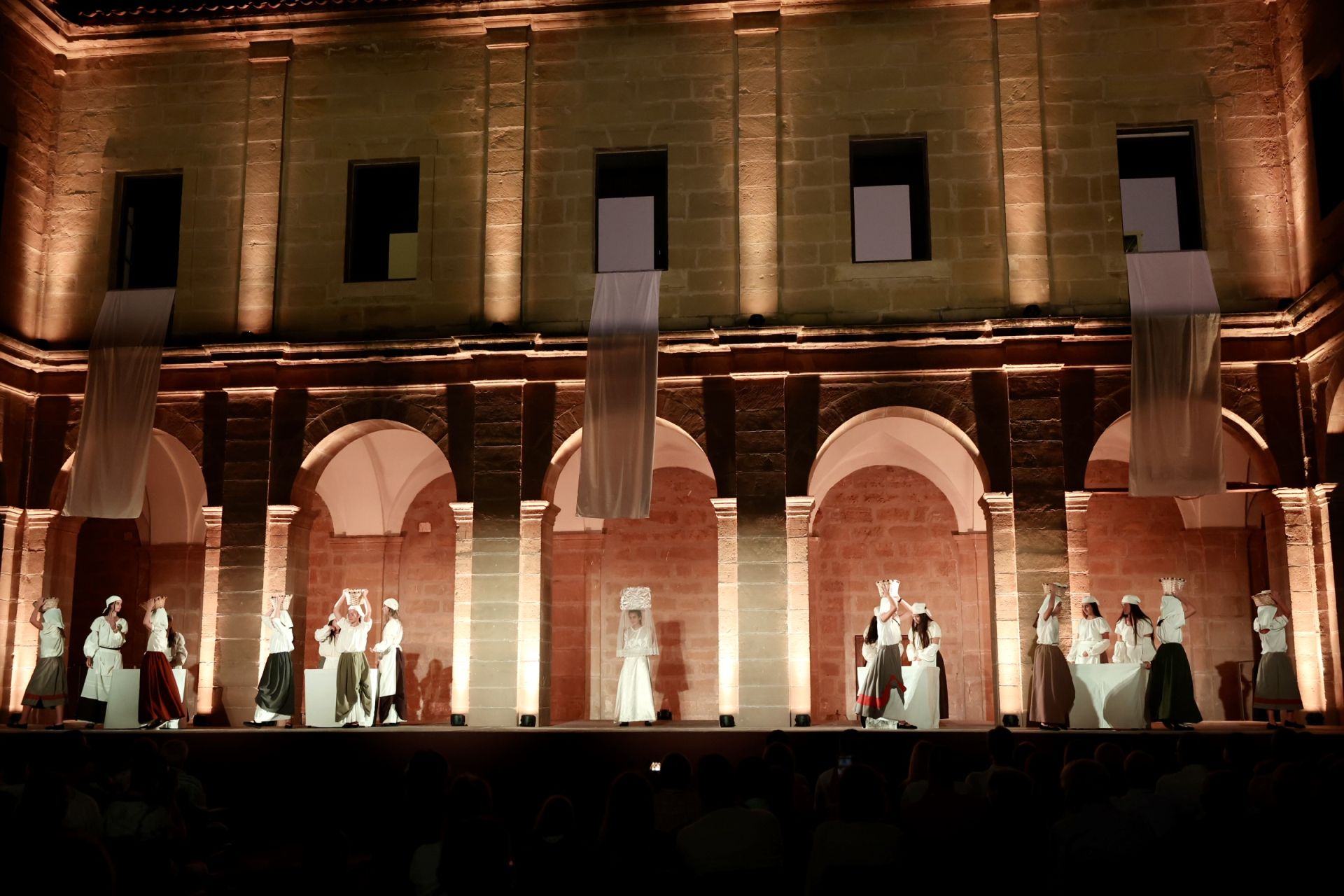 Los Milagros del Santo se representan para autoridades, peregrinos y ancianos del Hospital del Santo
