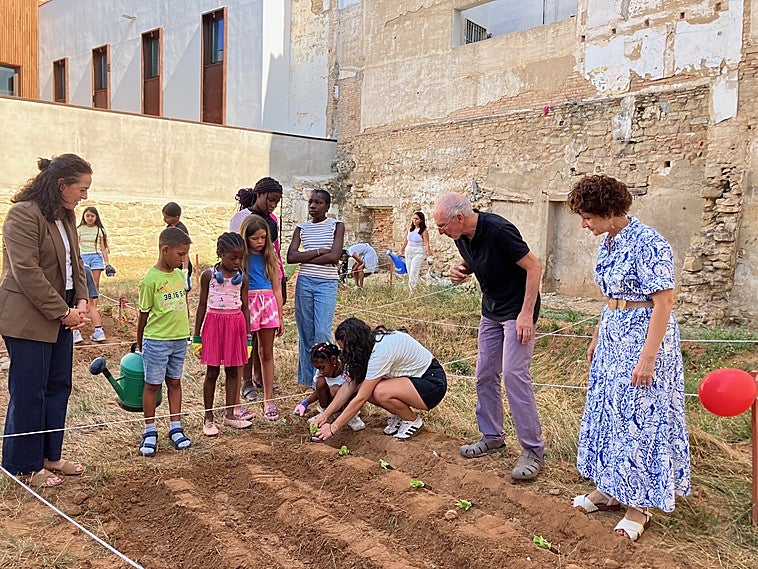 Visita al huerto comunitario en la calle San Roque.