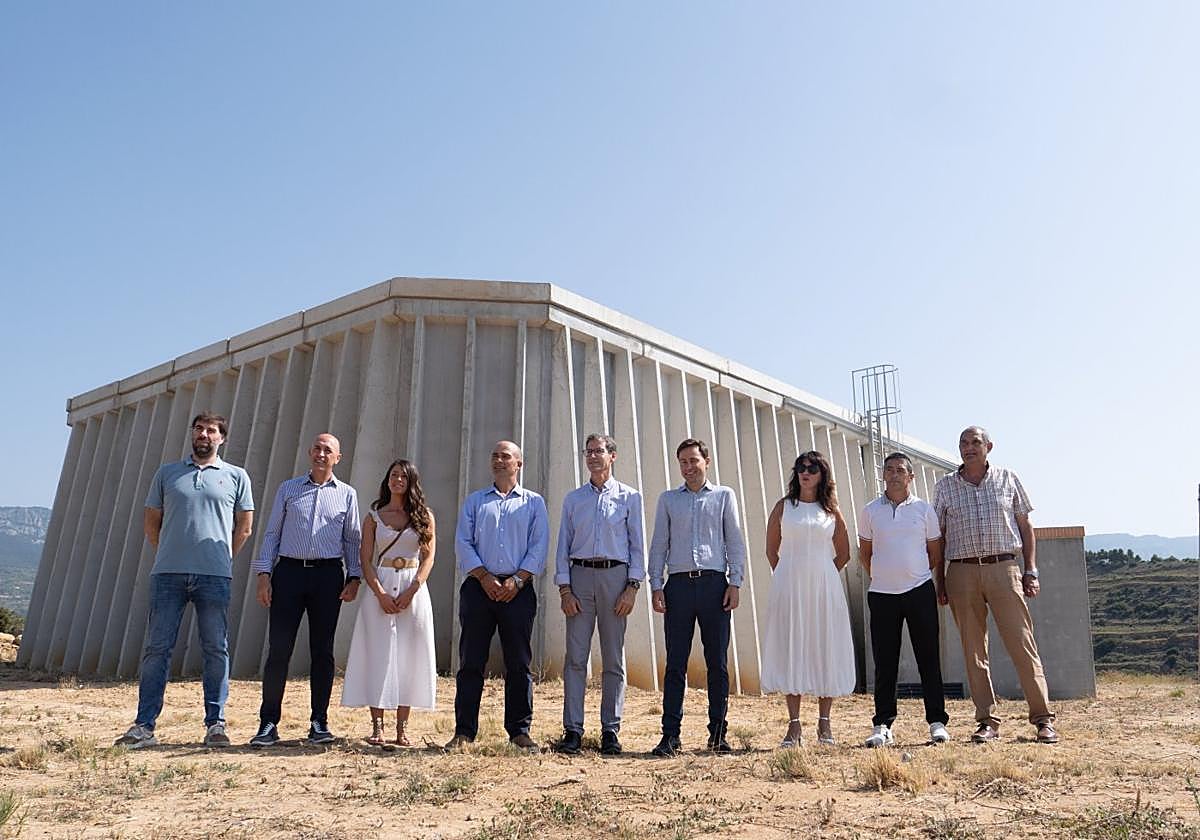 Visita de autoridades al depósito de agua de San Vicente.