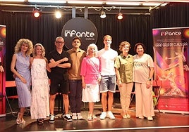 Yanira Ruiz (i), Anna y Carlos López, Roberto Iturriaga, Aurora López, Millán de Benito, Estrella Benito (Faro) y Francisca Terroba (Vencela), en la presentación de la gala.