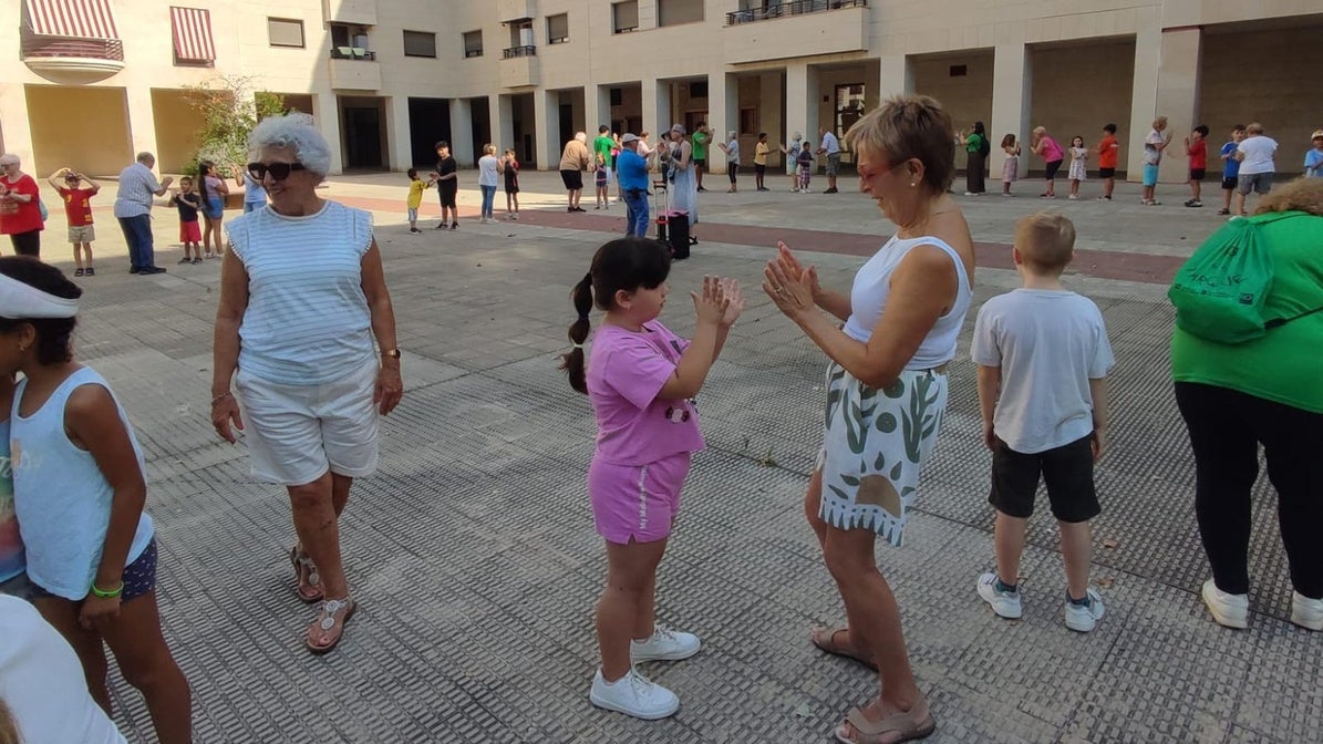 Pequeños y mayores jugando en la plaza Tomás y Valiente