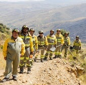 Eduardo Galán, Alberto Jiménez, Rubén Galán, Juan Manuel Lacarra, Santos Galán, Rubén Moreno, Daniel Ruiz y Fernando Muro, con el monte quemado al fondo.
