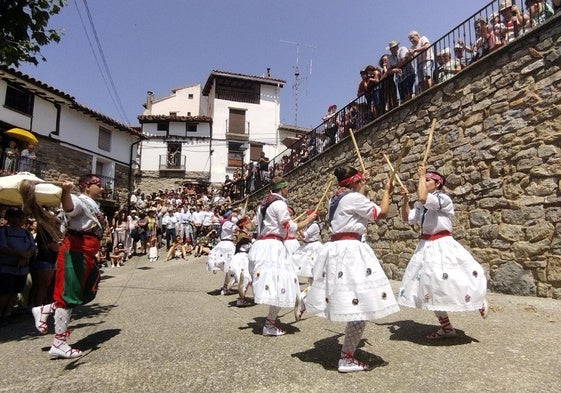 Danzadores de Soto en Cameros durante el Día del Camero Viejo, en Terroba.