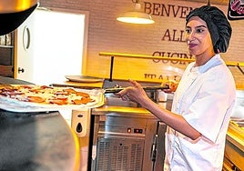 Atika ha encontrado trabajo de cocinera en el restaurante Ginos a través de Incorpora.