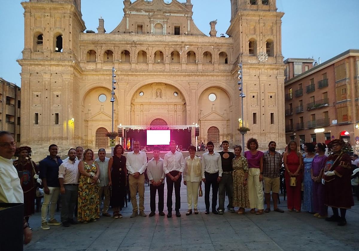 Los homenajeados y las autoridades locales se reunieron para el pregón que anticipa las fiestas en Alfaro.