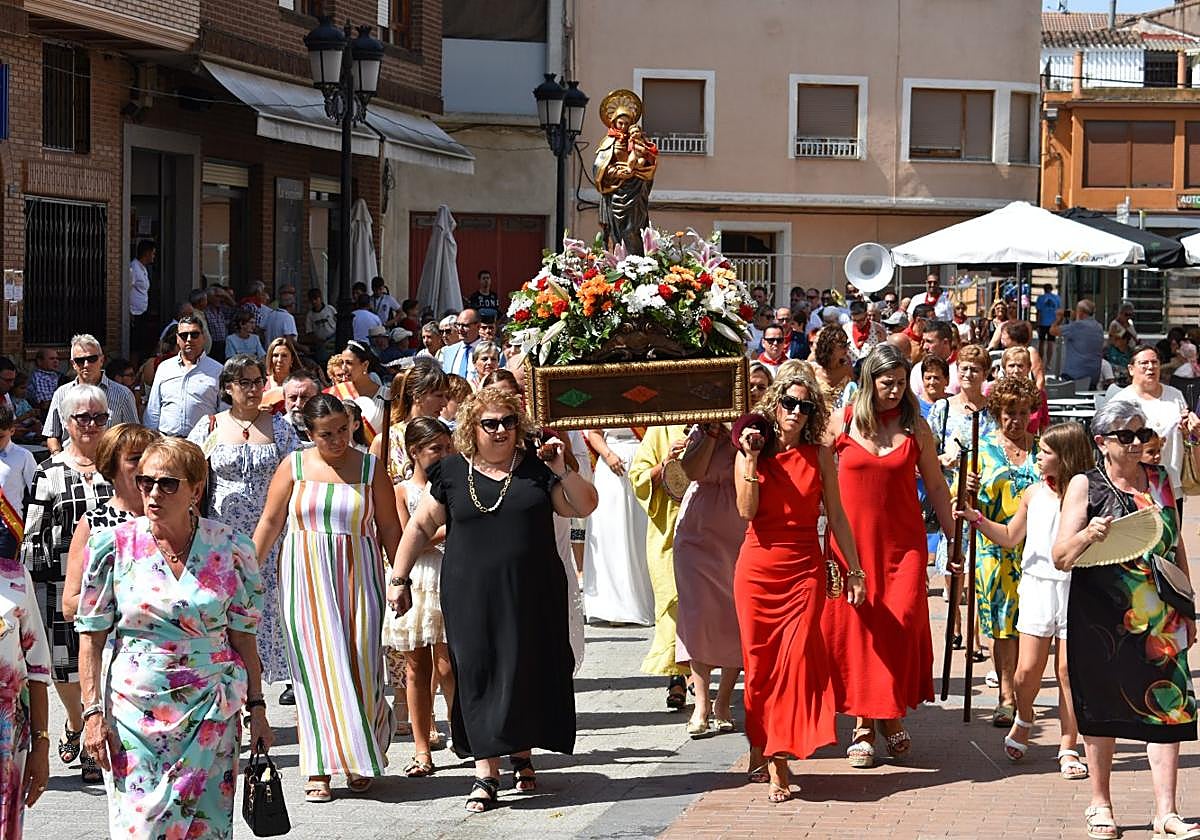 Las rinconeras llevan las andas de la Virgen de Carravieso, ayer en la procesión del día grande de las fiestas de Rincón de Soto.