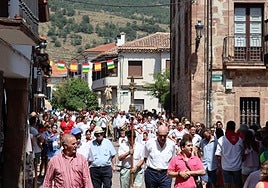 Salida de San Lorenzo de la iglesia seguido por la banda municipal.
