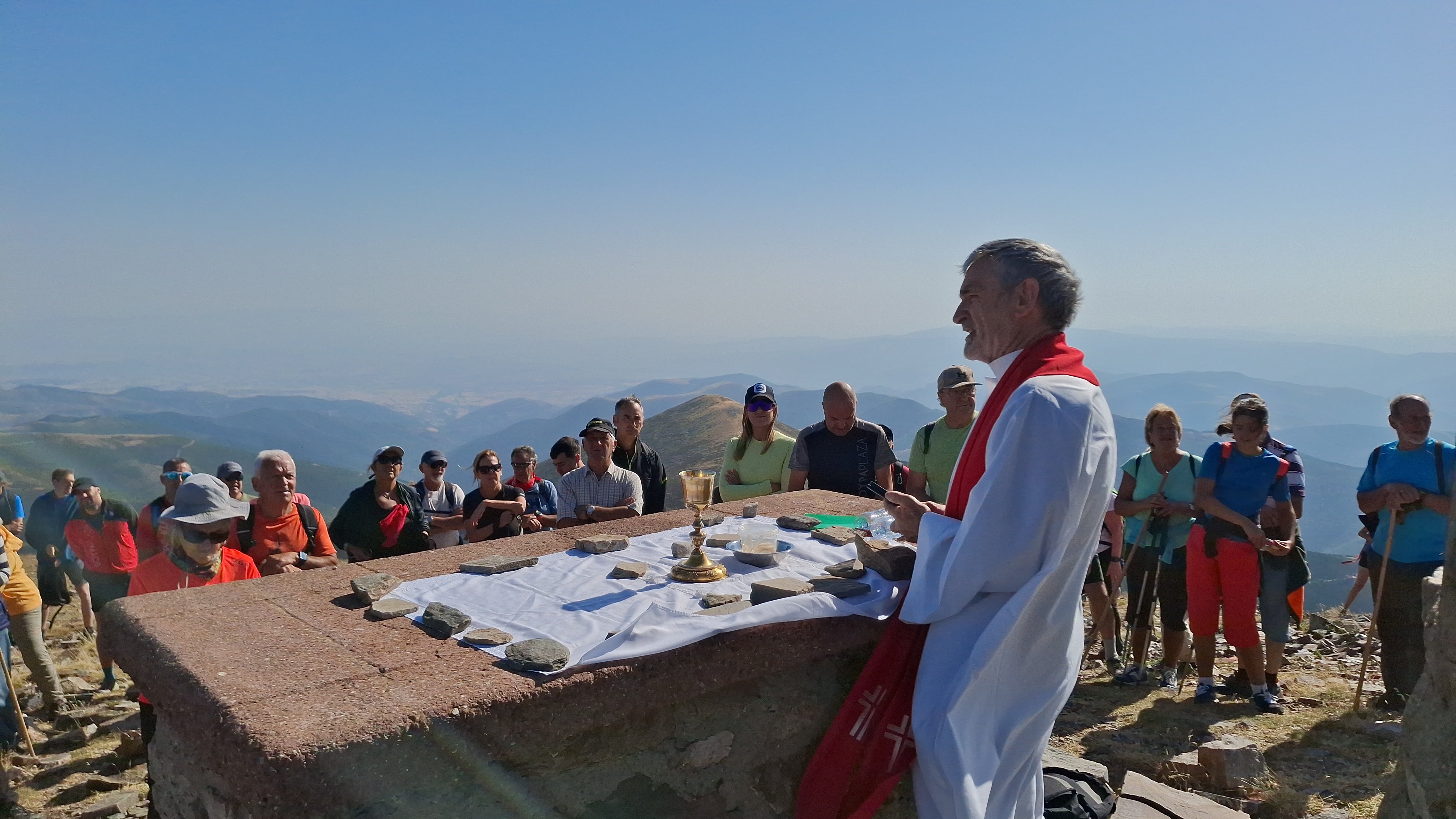 Mikel Burgos ofrece una misa a más de 2.000 metros de altitud.
