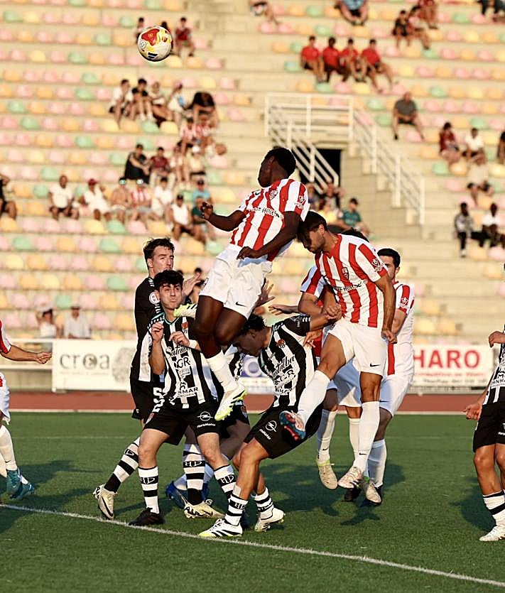 Imagen secundaria 2 - La UD Logroñés aumenta su ritmo y golea al Haro