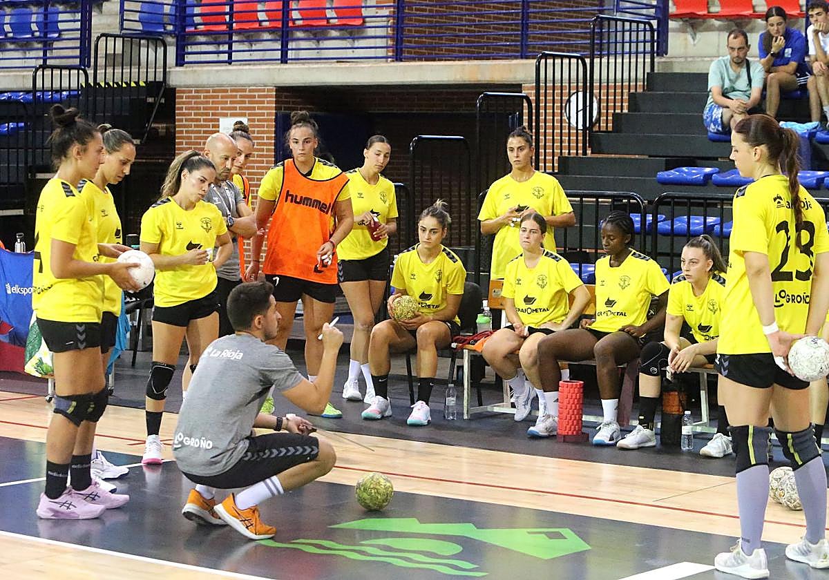 Dani Berbés se dirige a las jugadoras del Grafometal.