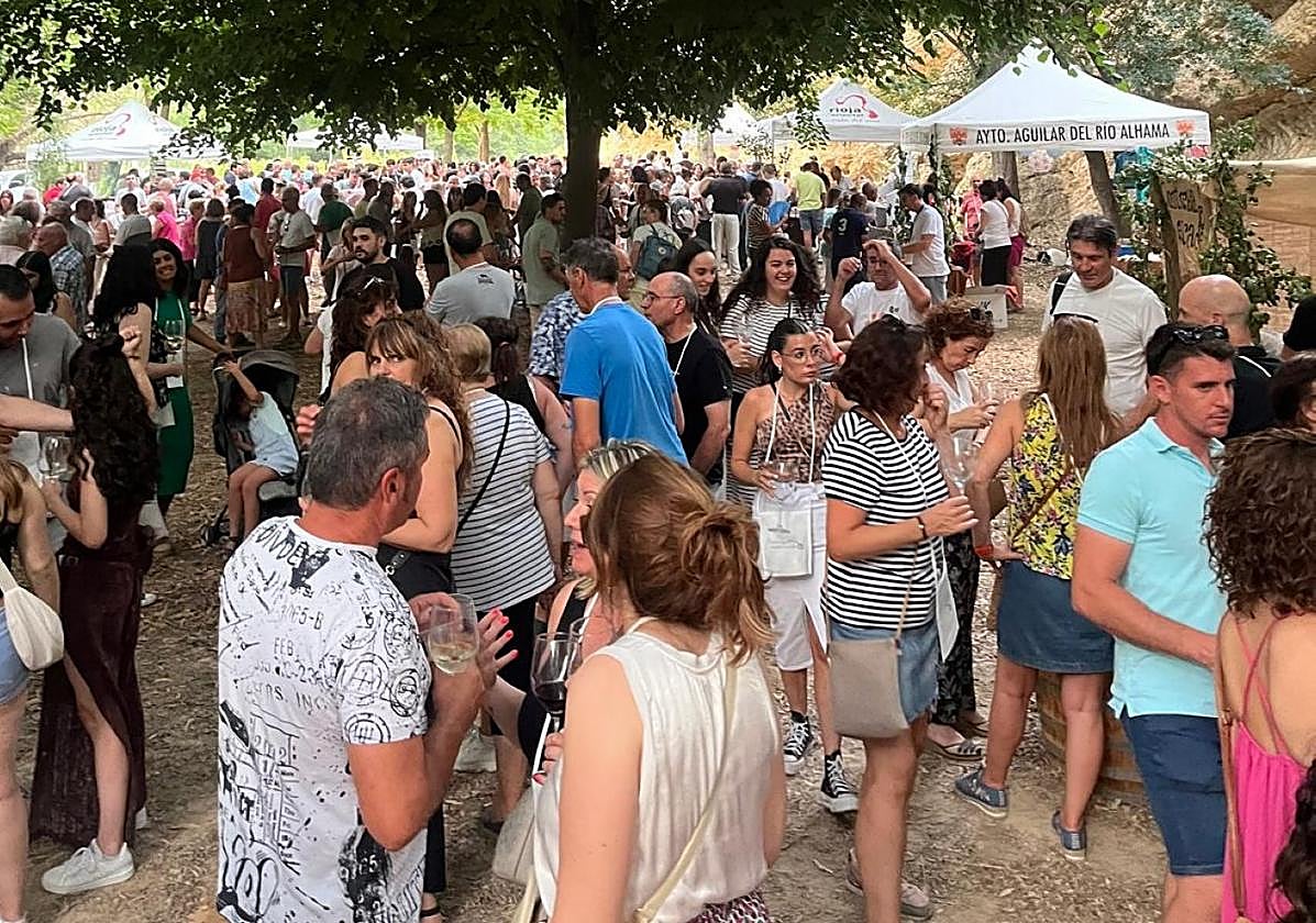 El prado de 'Cruña', lleno de público en el tardeo del sábado.