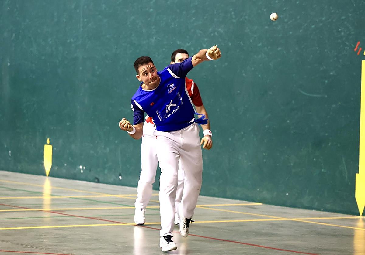 Darío golpea con la izquierda en Ezcaray.