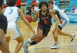 Adrian Byrd-Jelinek avanza con el balón.