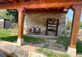 Ojacastro reconstruye su zona de lectura vandalizada