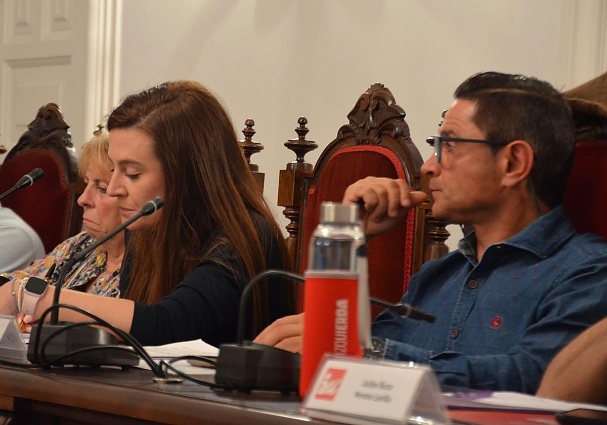 Los concejales de Vox, Maite Arnedo y Manolo de los Reyes, en un pleno.