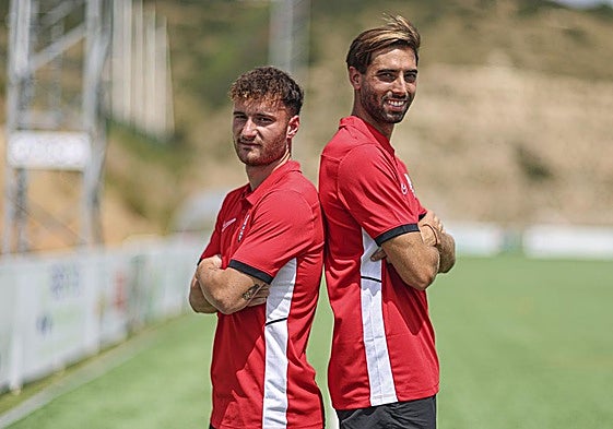 Carlos Benítez y Miguel Marí posan en uno de los campos de fútbol de la Ciudad Deportiva de la UDL.