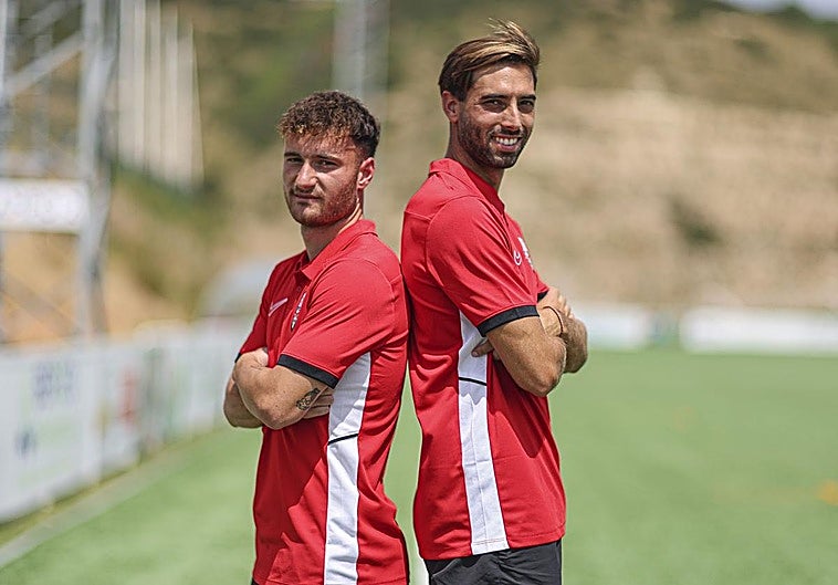 Carlos Benítez y Miguel Marí posan en uno de los campos de fútbol de la Ciudad Deportiva de la UDL.