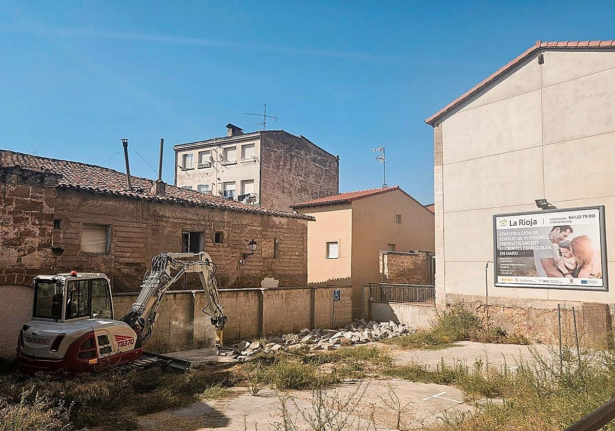Inicio de las obras en la parcela ubicada en la calle Santiago, en Haro.
