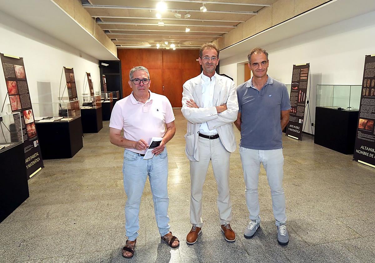 Imagen principal - Francisco A. González Redondo entre Rubén Blanco (gerente de la Casa de las Ciencias) y el concejal Miguel Sainz, y detalles de la exposición.