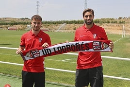 Carlos Benítez y Miguel Marí sostienen la bufanda de la UD Logroñés.