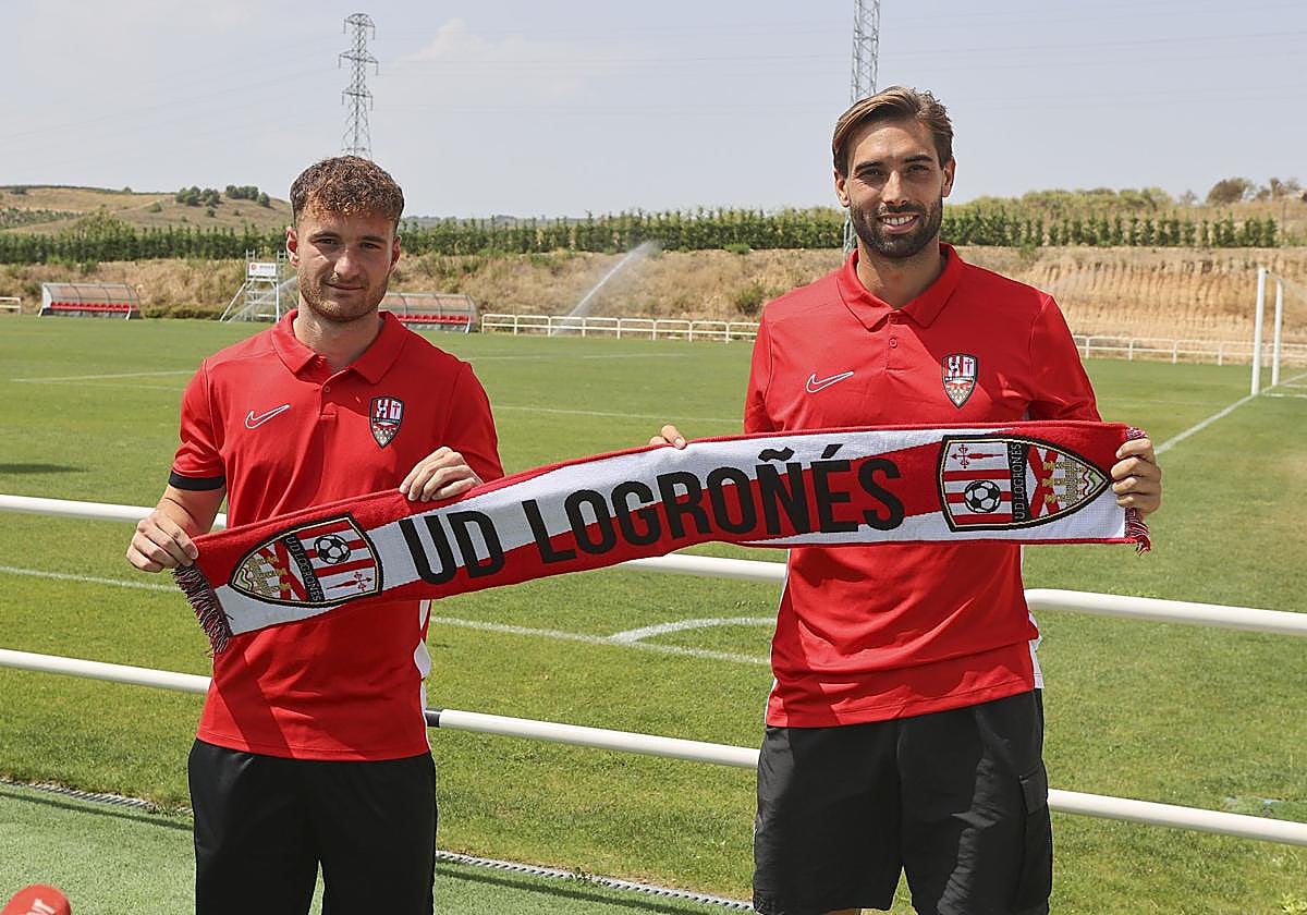 Carlos Benítez y Miguel Marí sostienen la bufanda de la UD Logroñés.