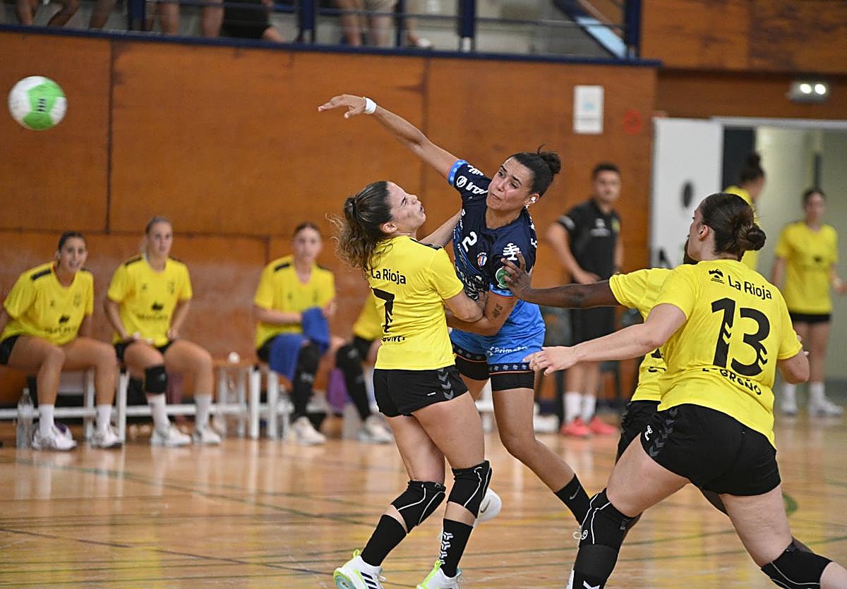 Fernanda Insfrán no puede detener el lanzamiento de Elba Álvarez.