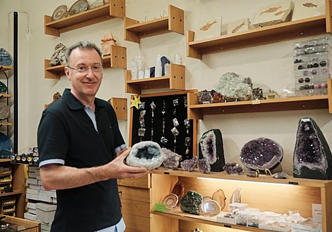 Ignacio Cenzano muestra un gran mineral en Dracma.