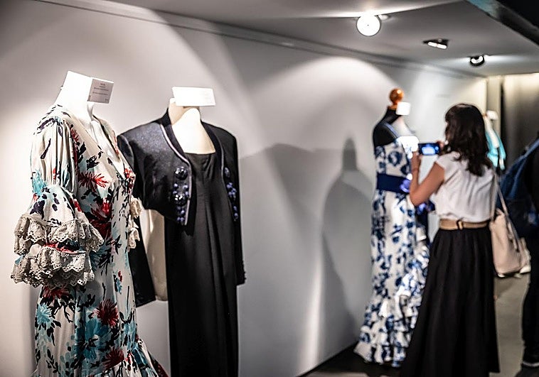 Exposición de trajes flamencos que puede visitarse en el IRJ.