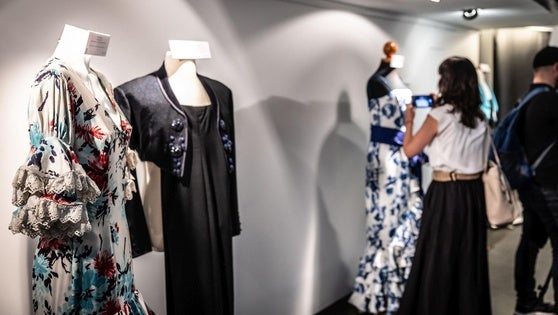 Exposición de trajes flamencos que puede visitarse en el IRJ.