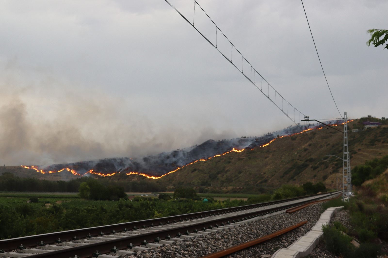 El fuego ha obligado a cortar las vías del tren en Gimileo