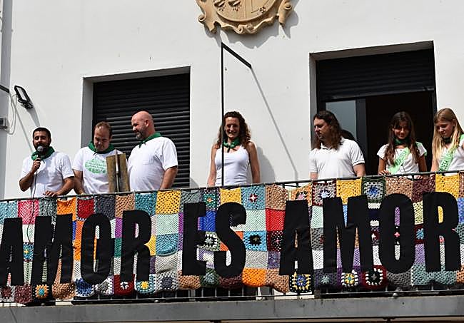 Momento previo al disparo del cohete en el balcón del Consistorio.