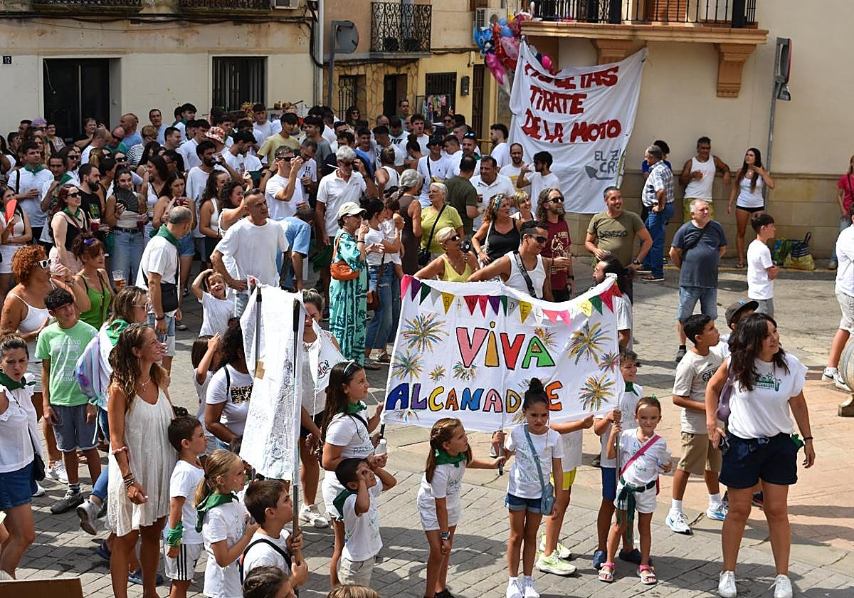 Un lateral de la plaza de Alcanadre, ayer durante el inicio de las fiestas.