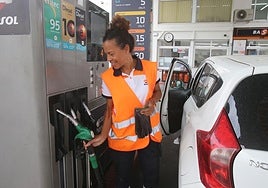 Una empleada de una gasolinera de Logroño, llena el depósito de un vehículo.