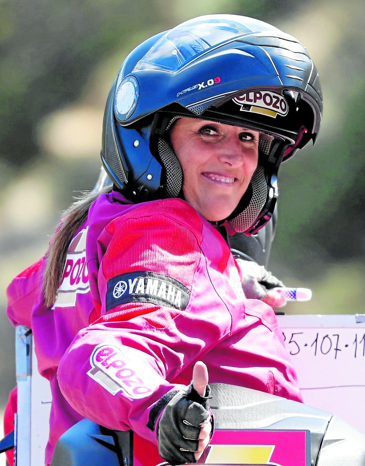 Marian Jalle, como moto-pizarra de la Vuelta.