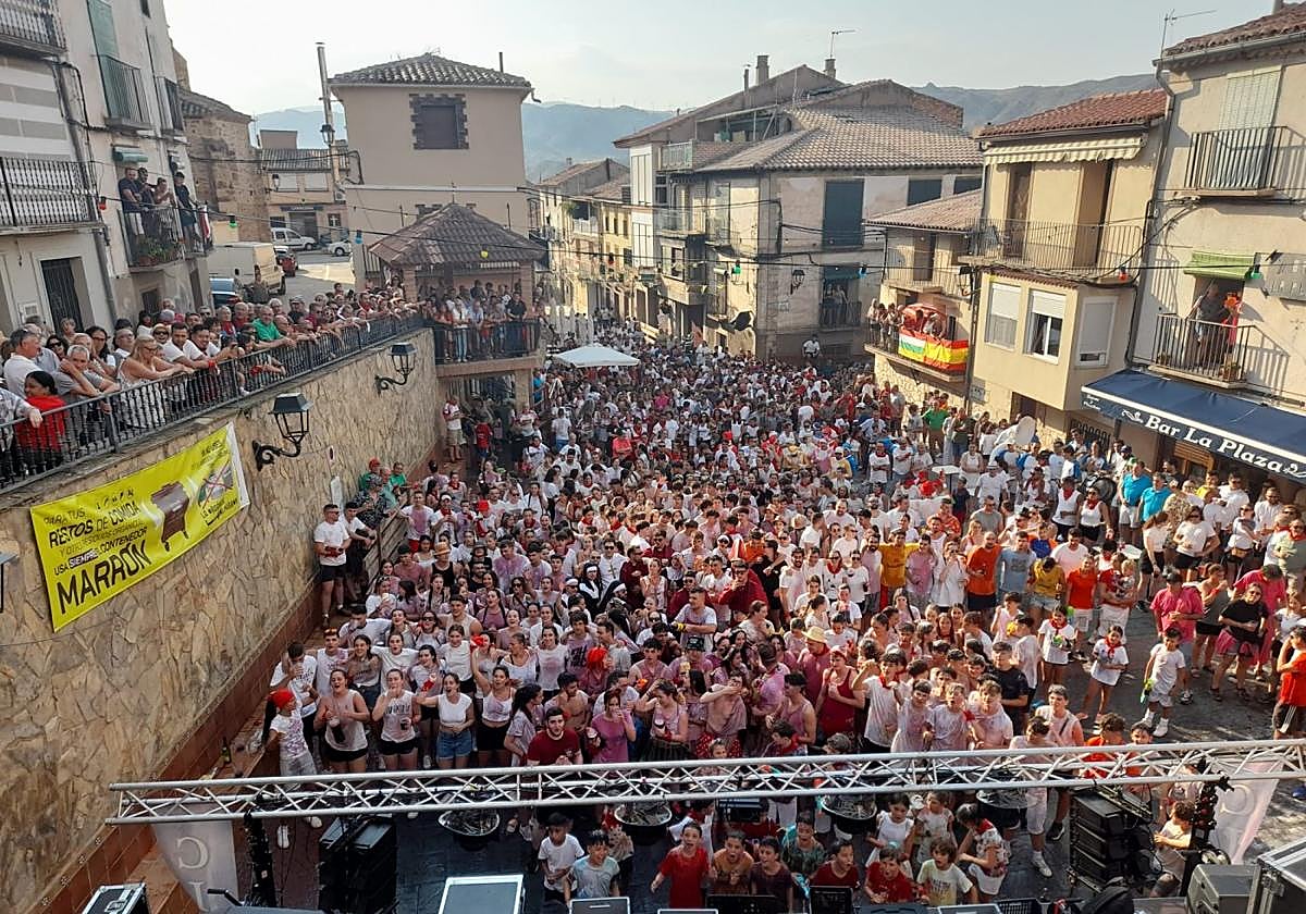 Gran ambiente en la plaza de España de Aguilar, ayer en el chupinazo.
