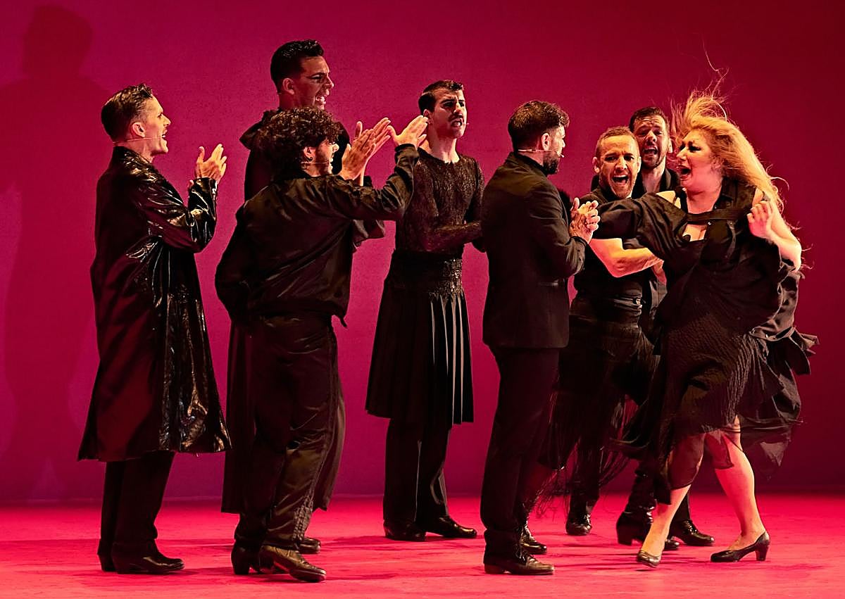 Imagen secundaria 1 - Distintas escenas de los espectáculos 'Farra' de Lucas Escobedo y la CNTC, 'Muerta de amor' de Manuel Liñán y 'Sabes que las flores de plástico...' de Tanttaka y el CDN.