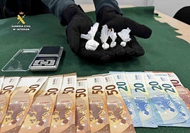 Dinero, droga y materiales incautados por la Guardia Civil.