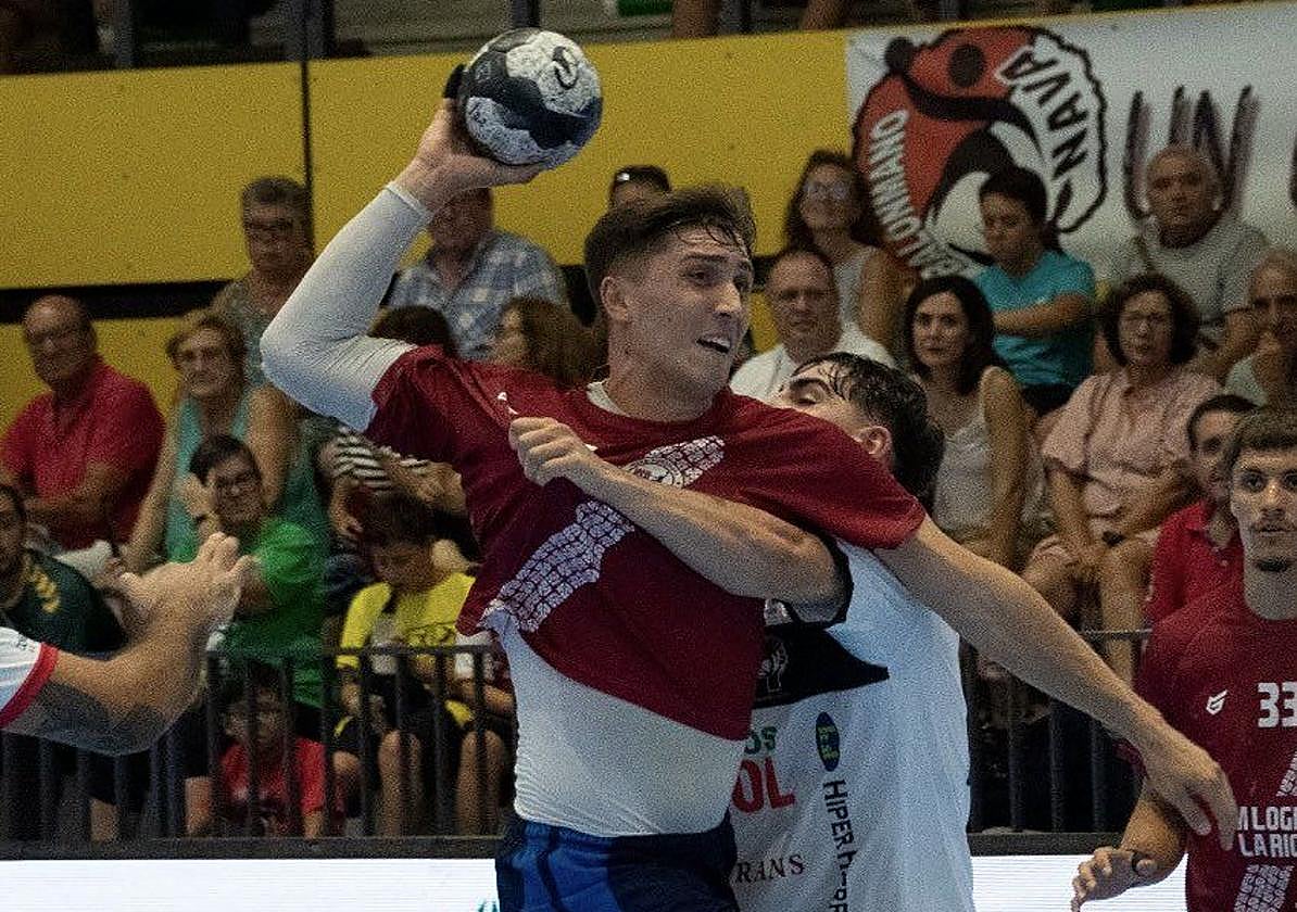 El central gallego Álvaro Preciado busca el lanzamiento.