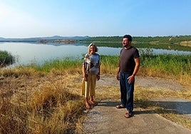 Mónica Arceiz y Javier Argaiz, esta mañana, en el embalse del Perdiguero.