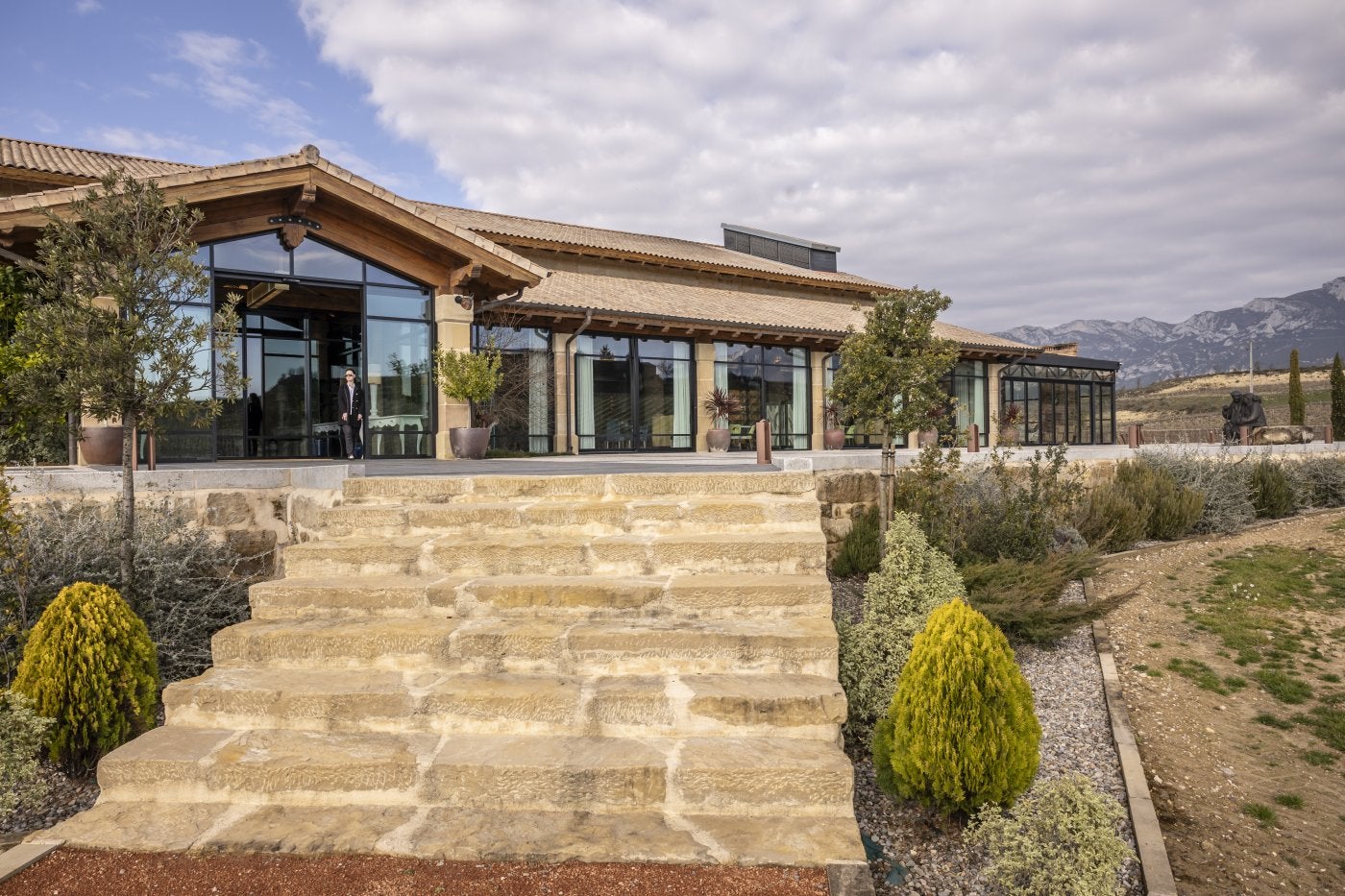 Arriba exterior del restaurante. Abajo Cristian Solana Rodríguez, chef ejecutivo.