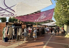 Numerosos vecinos y visitantes se acercaron al inicio de la feria en los Jardines de la Vega, a pesar del calor.