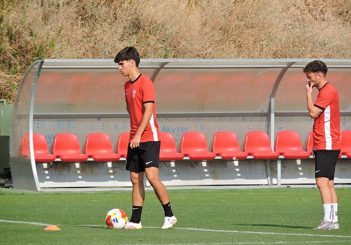 Manex Rezola espera para iniciar un ejercicio en el entrenamiento de este jueves.