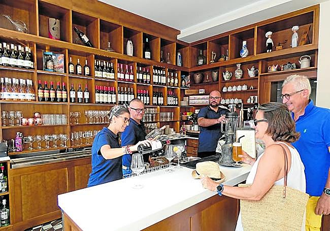 María Ruiz servía ayer un vino a unos turistas franceses.