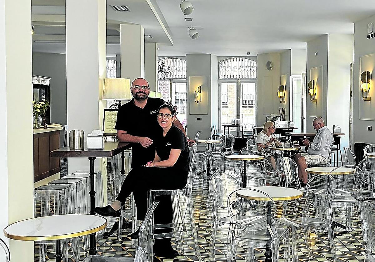 Alejandro y María, en el mítico salón rodeado de ventanales.