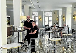 Alejandro y María, en el mítico salón rodeado de ventanales.