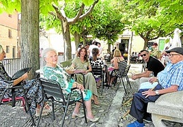 Las terrazas de la plaza se encontraban llenas durante el vermú del mediodía.