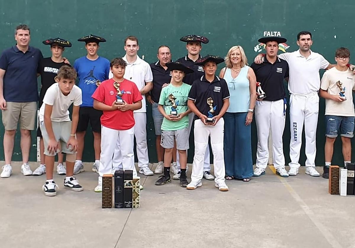 Foto de familia de los protagonistas del torneo de Ezcaray.